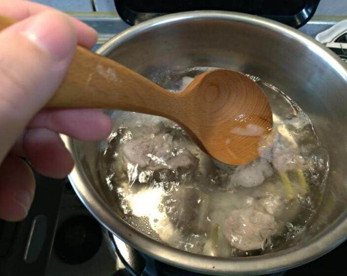 双菇蛤蜊排骨汤,另煮一锅川烫完成的排骨，放一些姜丝提味，煮约10分鐘~如果有杂质浮出要记得捞出。