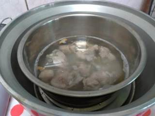 双菇蛤蜊排骨汤,瓦斯炉煮10分鐘， 移到电锅中，外锅放一杯水(煮米杯)继续燉煮。