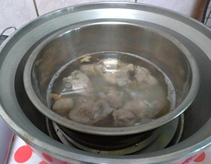 双菇蛤蜊排骨汤,瓦斯炉煮10分鐘， 移到电锅中，外锅放一杯水(煮米杯)继续燉煮。