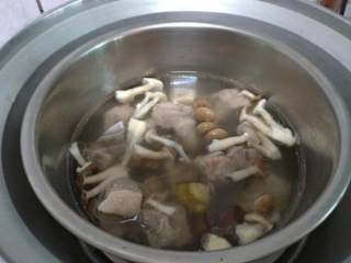 双菇蛤蜊排骨汤,约15分鐘跳起后，打开放入切好的香菇及吐沙完成的蛤蜊，外锅放一杯水续煮第二次。