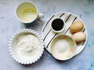 黑芝麻薄饼,首先准备好需要的食材，细砂糖的用量可以按照自己喜欢的口感调整，喜欢甜一点的可以多加5-10克细砂糖。