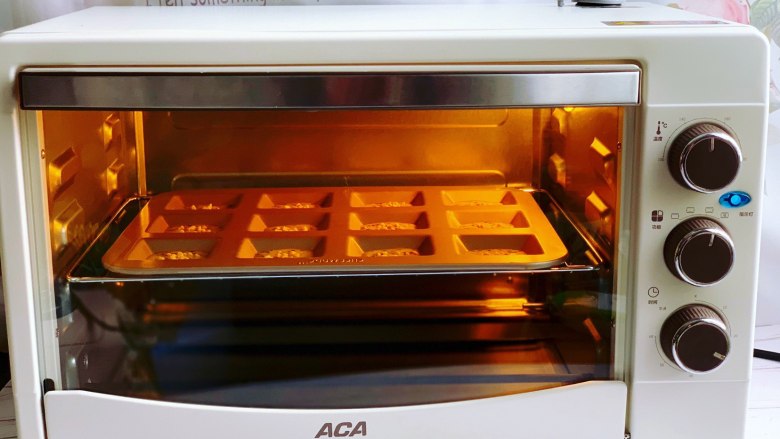 黑芝麻薄饼,放入预热至160度的aca烤箱中层，上下火烘烤15分钟左右。