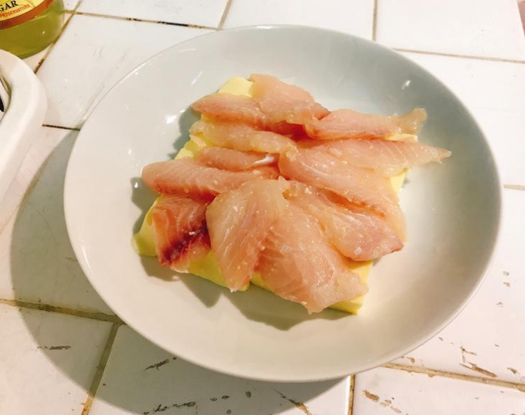 鯛鱼蛋豆腐（减脂料理）,把醃製好的鯛鱼片放在鸡蛋豆腐上面。
