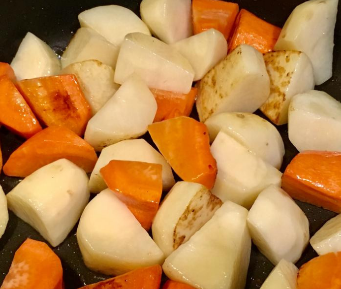 越式红烧牛肉佐法国麵包,红萝卜与马铃薯切块后以少许盐抓醃一下，起油锅煎至表面金黄，盛起备用。