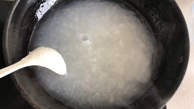 爽口凉粉,粉浆变成灰色，烧开冒泡，3～5分钟左右出锅