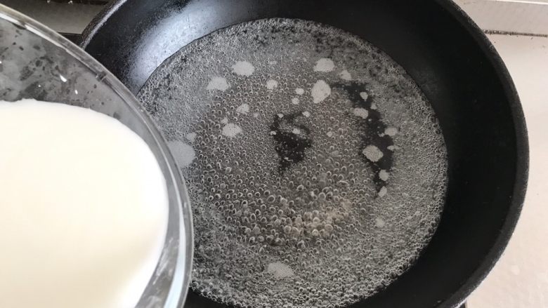 爽口凉粉,将粉浆慢慢倒入锅中，一边倒，一边快速同方向搅拌