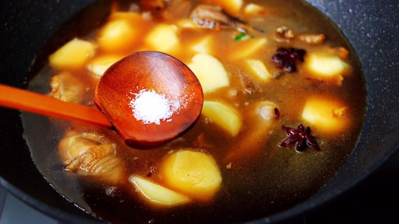 土鸡土豆粉条一锅炖,根据个人口味，加入适量的盐调味。