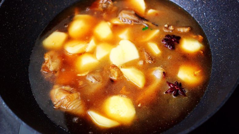 土鸡土豆粉条一锅炖,锅中倒入适量的清水。