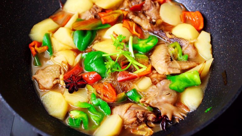 土鸡土豆粉条一锅炖,大火翻炒至青红辣椒，断手变色，撒上香菜段即可。