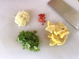 柠檬鸡爪,蒜切碎，柠檬切小块，辣椒切圈，香菜切小段。