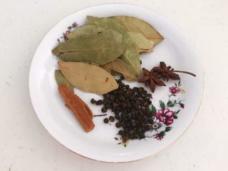 自制香熏鹅肝,准备干料：香叶，桂皮，花椒粒，八角