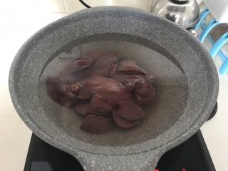 自制香熏鹅肝,鹅肝冷水下锅，烧开后焯水3分钟