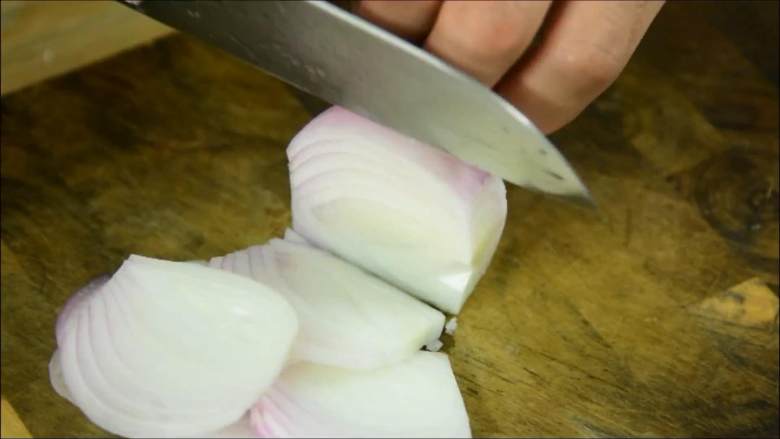 非常容易做的家常菜，一看就会，绝对不会废,洋葱洗净切成丝备用。