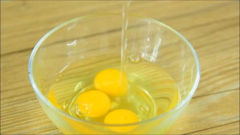 非常容易做的家常菜，一看就会，绝对不会废,鸡蛋加少许清水打散。