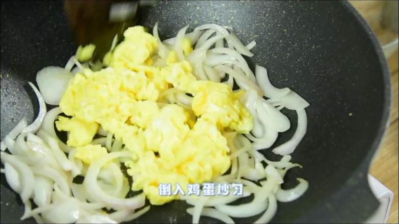 非常容易做的家常菜，一看就会，绝对不会废,倒入鸡蛋炒匀。

