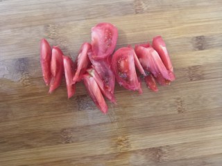 西红柿拌莴笋,西红柿洗干净，切成片