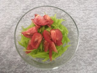 西红柿拌莴笋,吧西红柿，莴笋，放入碗中