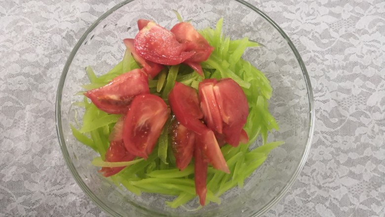 西红柿拌莴笋,吧西红柿，莴笋，放入碗中
