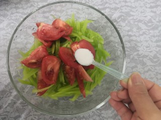西红柿拌莴笋,放入盐
