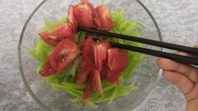 西红柿拌莴笋,用筷子，搅拌均匀