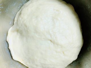 软式太妃糖蛋奶饼,发酵至两倍大小即可，将面揉出气。