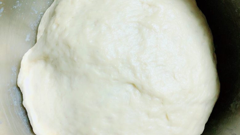 软式太妃糖蛋奶饼,发酵至两倍大小即可，将面揉出气。