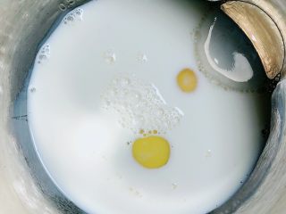 软式太妃糖蛋奶饼,再加入温热的牛奶。