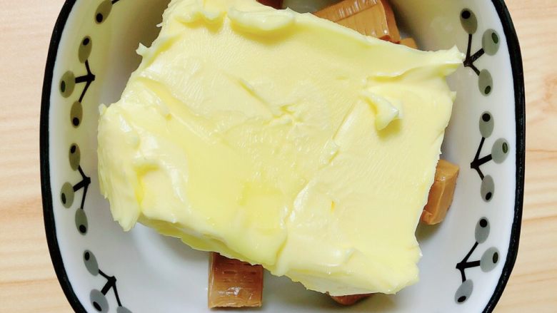 软式太妃糖蛋奶饼,再加入黄油，微波炉里加热60秒。