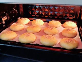软式太妃糖蛋奶饼,将烤盘放入烤箱中。