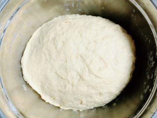 软式太妃糖蛋奶饼,将食材揉成面团，揉均匀后，盖保鲜膜室温发酵。