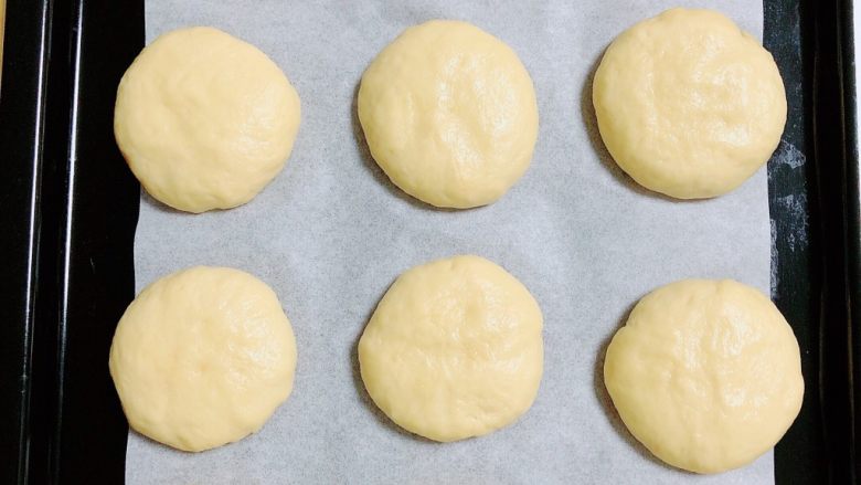 软式太妃糖蛋奶饼,将面团稍微安扁一些。预热烤箱，180度预热10分钟。