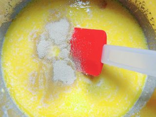 软式太妃糖蛋奶饼,加入酵母，搅拌均匀。