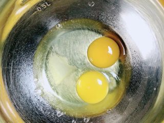 软式太妃糖蛋奶饼,将鸡蛋、盐倒入大碗里。