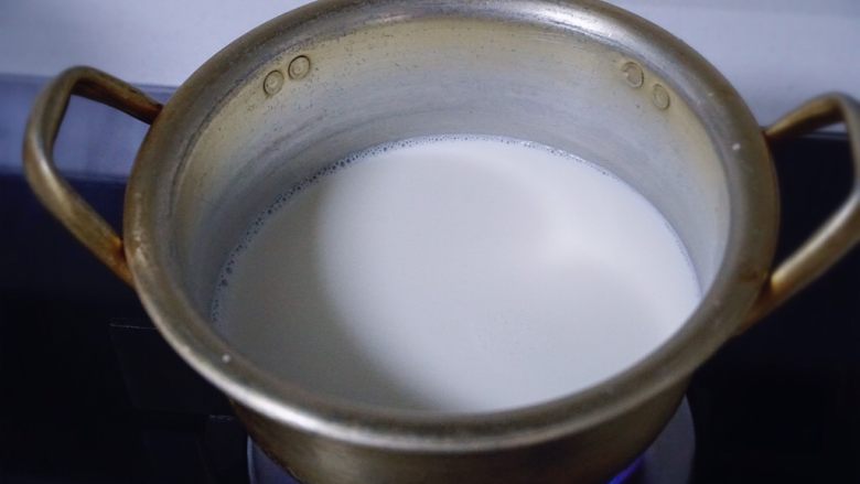 自制超好喝的网红奶茶,将纯牛奶煮开后关火