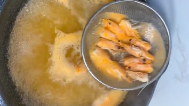 虾丸粉丝汤,加适量清水，煮开捞出虾头