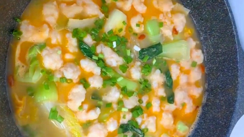 虾丸粉丝汤,出锅前撒入葱花