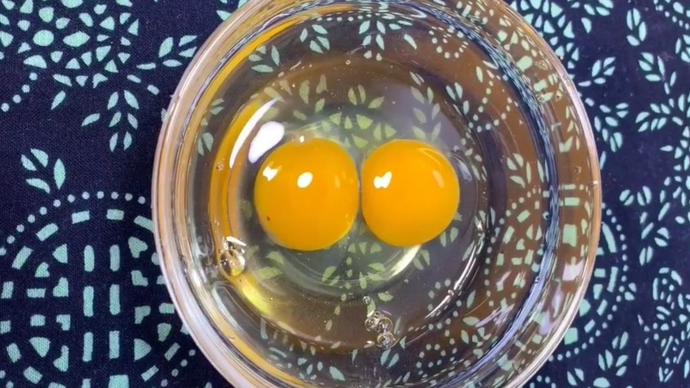 开胃小凉菜,碗中打入两个鸡蛋打散
