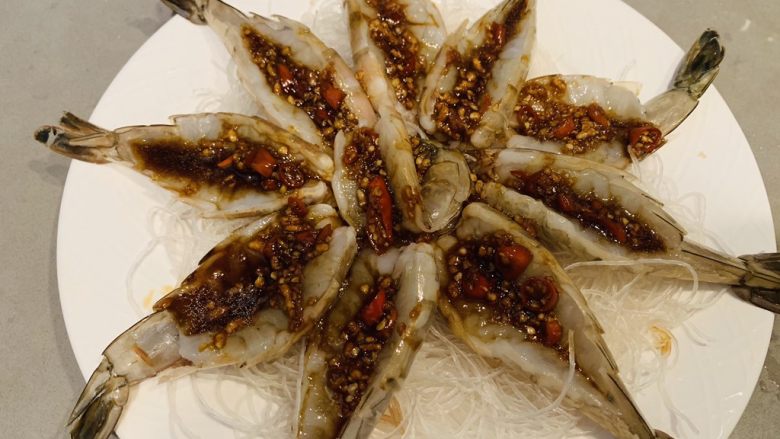 蒜蓉粉丝蒸虾,粉丝垫底，铺上虾。
将调好的汁浇在虾上，稍微腌制一会上过蒸15分钟左右
