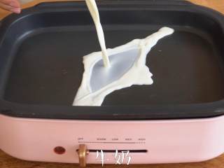【大白兔奶糖冰淇淋】在家自己做~,将牛奶倒入美食锅中，加入大白兔奶糖，温度调至MED