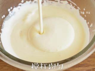 【大白兔奶糖冰淇淋】在家自己做~,分三次将淡奶油加入糖浆中，搅打均匀。