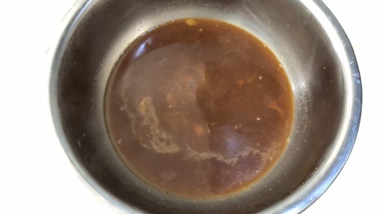 西红柿茄子焖面,水开后舀出汤汁备用，锅中留少许即可。