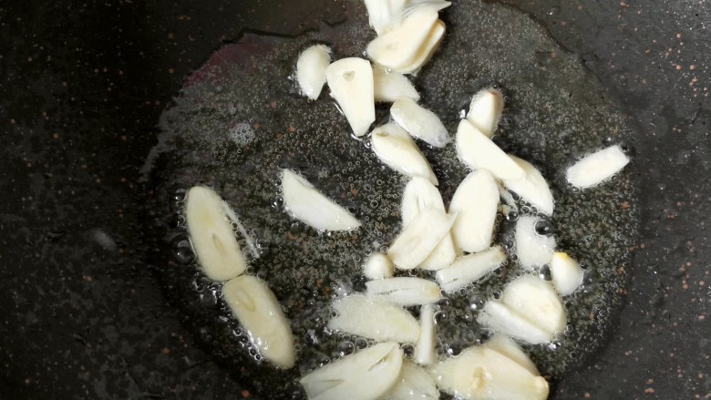 蚝油海鲜菇,锅内放油，放大蒜爆香。