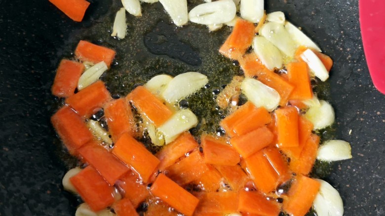 蚝油海鲜菇,放胡萝卜翻炒。