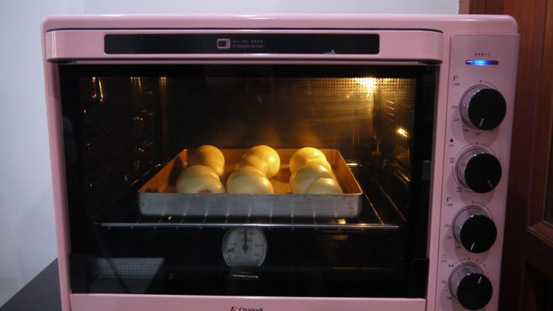 港式肠仔面包,烤箱提前预热，上下火190度，中下层烘烤15分钟左右。
