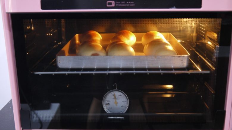 港式肠仔面包,烘烤中的面包会继续涨大，如果家里烤箱容量小，面包上色后要盖锡纸防止烤焦。
