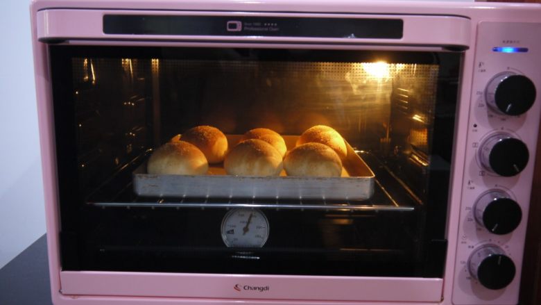 芝士小餐包,烤箱提前预热，上下火190度，中下层烘烤15分钟左右。