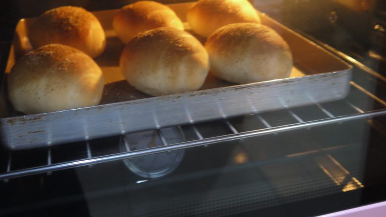 芝士小餐包,面包上色后要盖锡纸防止烤焦。
