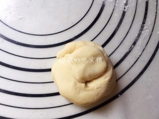 玉米面蜜红豆发面饼,再从左到右，或从右往左，盘起，外圈收口处稍微捏一下。