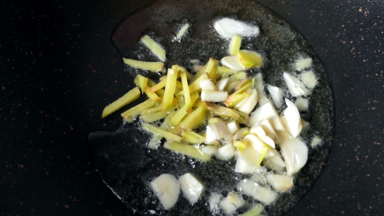 辣炒白扁豆,锅内放油，放生姜大蒜爆香。