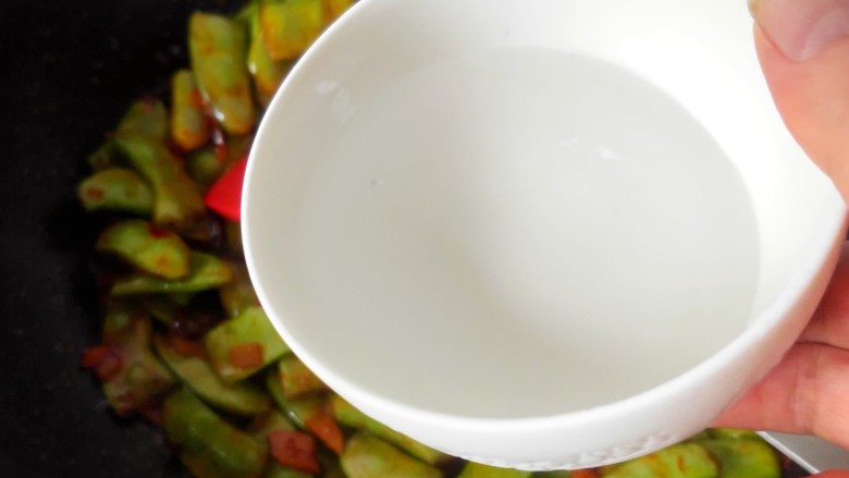 辣炒白扁豆,放一点清水。